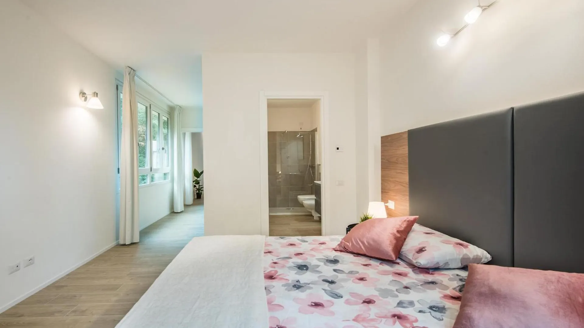 Stunning Apartment In Siena With Kitchen